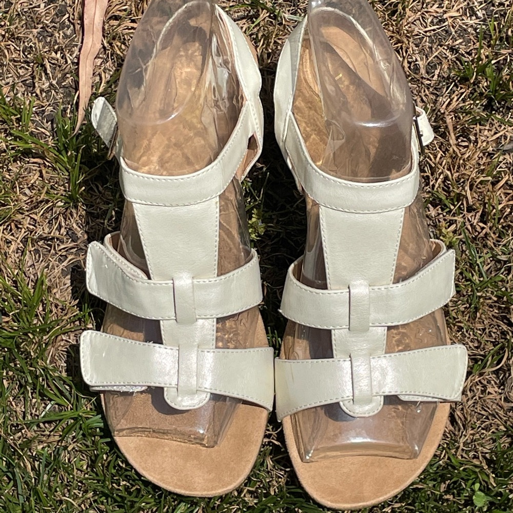 New Vionic Ladies Sandals Size 9